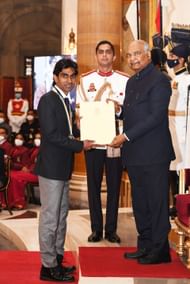 विश्व नंबर 1 पैरा बैडमिंटन खिलाड़ी प्रमोद भगत खेल रत्न से सम्मानित किए गए।